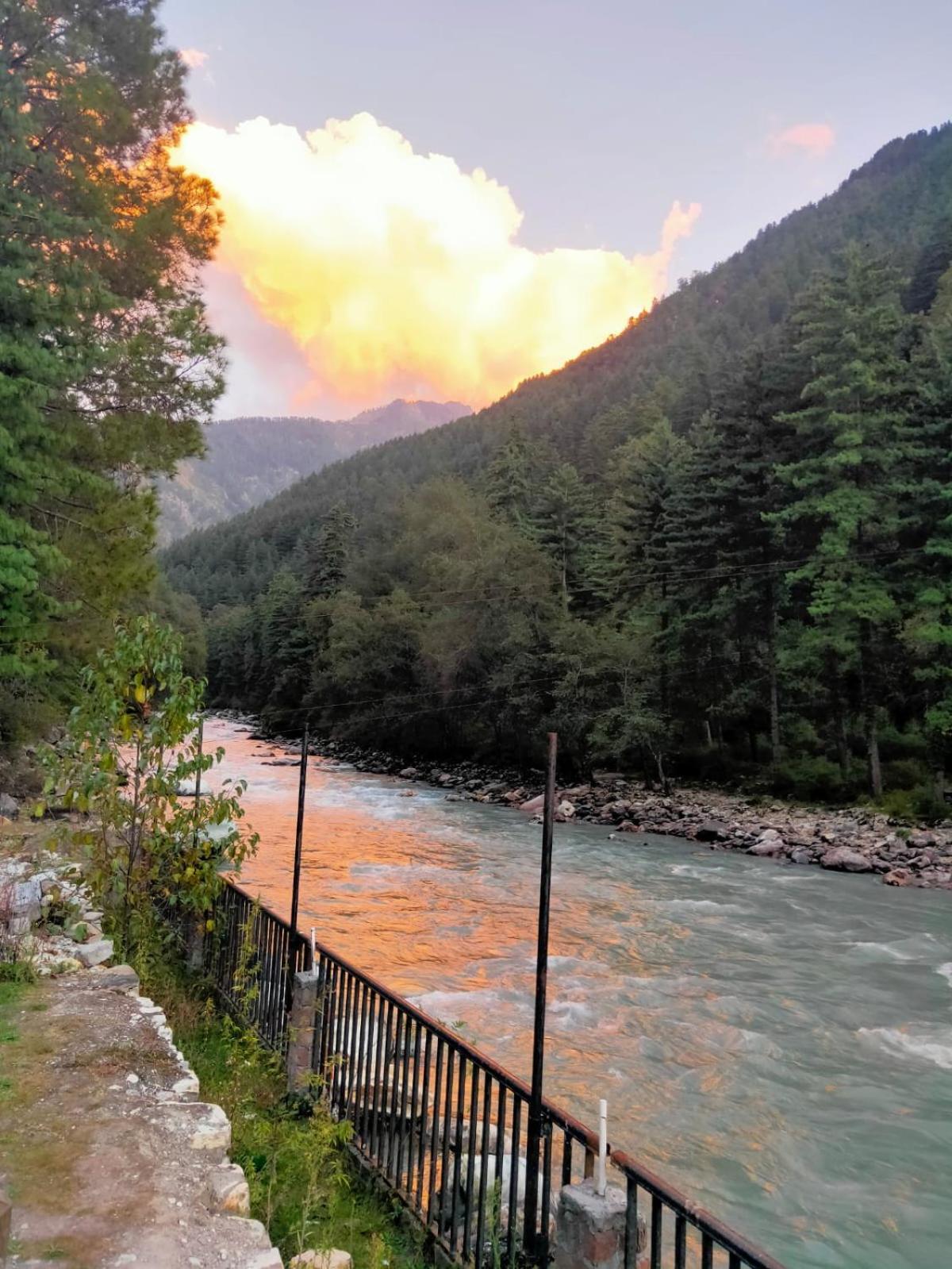 The White House Hotel Kasol Exterior foto